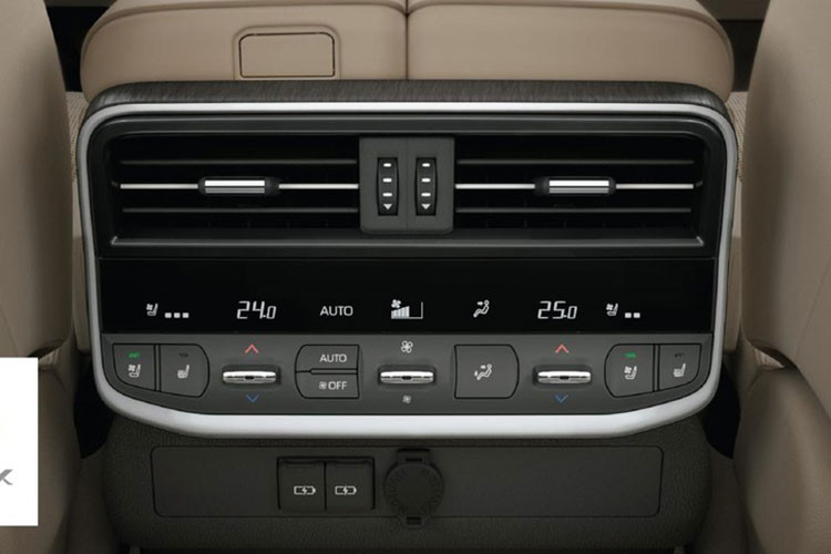 Hàng ghế thứ 2 trên Toyota Land Cruiser 2023 có khoảng để chân rộng rãi, cho phép gập linh hoạt theo tỷ lệ 40:20:40 và hỗ trợ ngả lưng cùng chức năng thông gió. Hệ thống điều hòa 4 vùng độc lập được bổ sung ion âm.