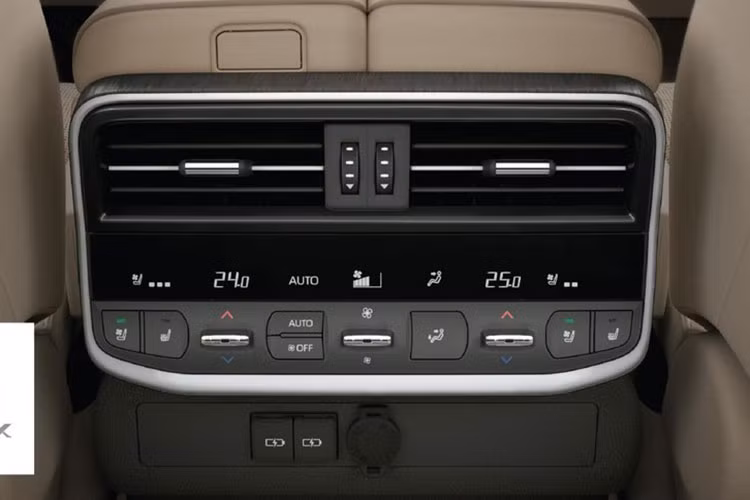 Hàng ghế thứ 2 trên Toyota Land Cruiser 2023 có khoảng để chân rộng rãi, cho phép gập linh hoạt theo tỷ lệ 40:20:40 và hỗ trợ ngả lưng cùng chức năng thông gió. Hệ thống điều hòa 4 vùng độc lập được bổ sung ion âm.