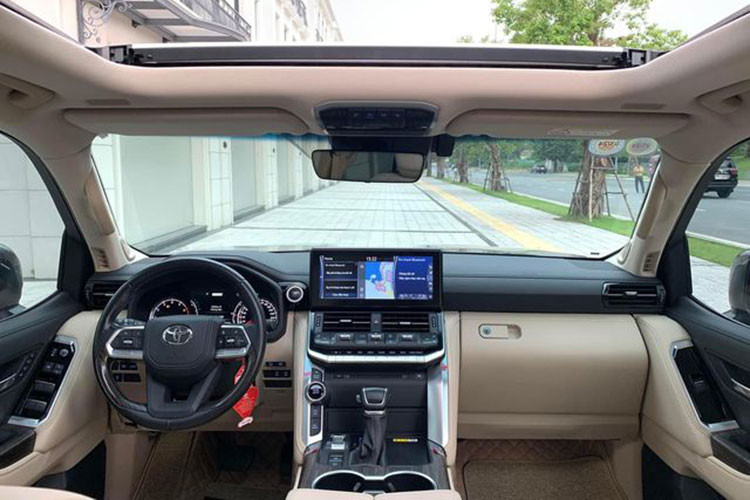 Toyota Land Cruiser 2023 về nội thất, dễ thấy rằng không gian bên trong mẫu SUV 7 chỗ đã được tái thiết kế hoàn toàn để mang lại cho người dùng những cảm xúc mới mẻ hơn, đơn giản, hiện đại và thực sự đẳng cấp.