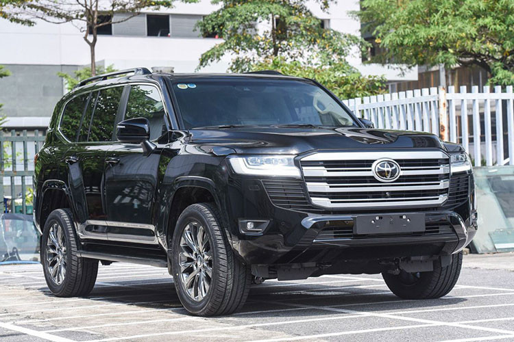 Giá xe Toyota Land Cruiser 2023 chính hãng từ 4,196 tỷ đồng với thời gian bảo hành 5 năm hoặc 150.000 km, tùy điều kiện nào đến trước. Tuy nhiên, với "vua lạc" Land Cruiser, chẳng ai có thể mong mua được xe với mức giá hãng niêm yết. Mẫu xe SUV hàng đầu của Toyota luôn rất "hot" trên thị trường, và nếu đủ kiên nhẫn, khách hàng sẽ phải chờ thời gian lên tới cả năm mới nhận được xe.