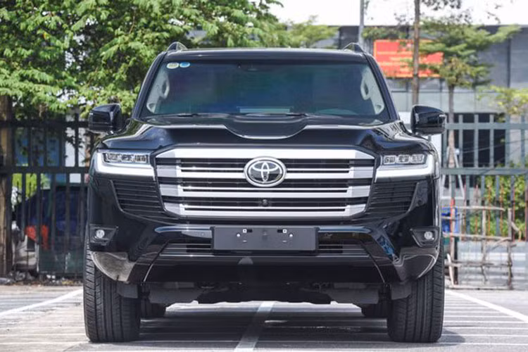 Trên trang web chính thức của Toyota Việt Nam, mẫu xe SUV Toyota Land Cruiser 2023 mới đã âm thầm được nâng cấp lên phiên bản với nhiều cải tiến hơn. Hiện Toyota Việt Nam chưa đưa ra thông cáo báo chí hay tổ chức sự kiện giới thiệu phiên bản nâng cấp của mẫu xe này.