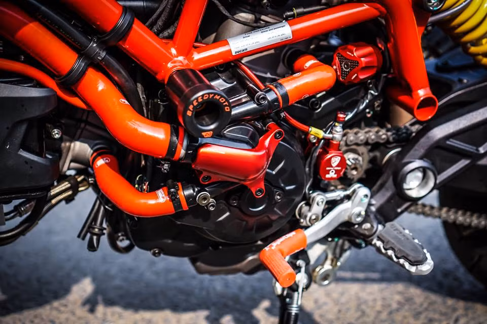 Toàn bộ thân xe đã được bảo vệ với bộ chống đổ từ Speedy Moto, bên cạnh đó là núm chỉnh phuộc của Ducabike, ống nước tản nhiệt Samco sport. Bên cạnh đó các chi tiết khác như dây dầu, ốc kiểng,... cũng được chủ nhân của chiếc Hypermotard 939 này trang bị thêm.