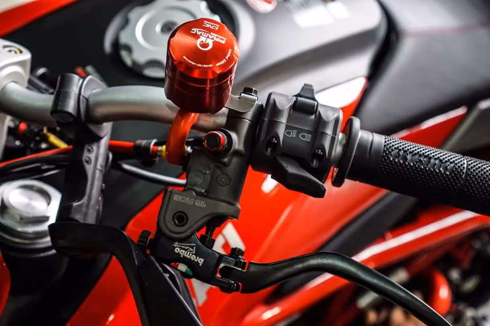 Là chiếc xe Ducati cao cấp thế hệ mới, Hypermotard 939 được trang bị gói các công nghệ an toàn Ducati Safety Pack với ABS 2 chế độ cùng hệ thống điều khiển lực kéo 8 cấp và 3 chế độ lái (Riding Mode) khác nhau, phù hợp với từng điều kiện đường và thời tiết khác nhau.