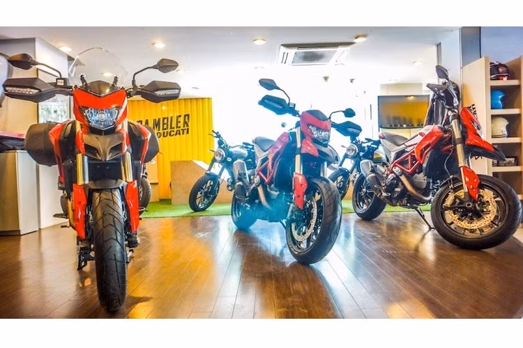 Hyperstrada 939 là mẫu môtô đã lần đầu tiên trình làng trong triển lãm EICMA 2015 để thay thế người đàn anh sở hữu động cơ 821 cc. Mẫu xe này hiện đang được Ducati Việt Nam phân phối chính hãng với mức giá khoảng 500 triệu đồng. Các mẫu xe được Ducati bán ra chính hãng tại thị trường Việt Nam đều được bảo hành 2 năm không giới hạn Km.