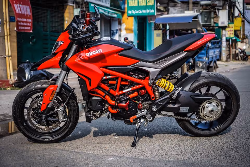 Mạnh mẽ, linh hoạt và thể thao - mẫu xe môtô Ducati Hypermotard 939 là một sự pha trộn độc đáo giữa sức mạnh của khối động cơ Desmodromic cùng phong cách thiết kế tối giản lấy cảm hứng bắt nguồn từ thế giới của những chiếc supermotard. Mẫu xe này sở hữu khả năng đáp mọi nhu cầu đa đạng của người chơi xe môtô hiện nay.