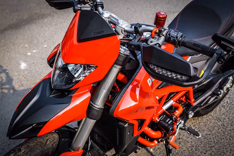 Trong vẻ ngoài gọn gàng, cứng cáp nhưng cũng không kém phần thể thao - chiếc Ducati Hypermotard 939 của một biker tại TP HCM đã trở nên bắt mắt hơn rất nhiều khi được trang bị thêm hàng loạt những đồ chơi, phụ kiện hàng hiệu có giá trị hiện nay. 