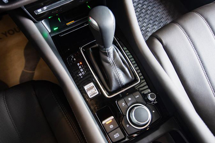 Trong khi đó, gói tùy chọn cao cấp cho phiên bản 2.5L Signature Premium trừ những trang bị an toàn bổ sung cho gói i-Activsense, người dùng sẽ có thêm option nội thất bọc da Nappa màu nâu.