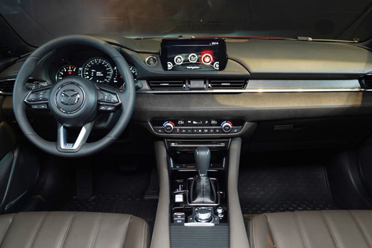 Bên cạnh đó, đối với 2 phiên bản 2.0L Premium và 2.5L Signature Premium, người dùng có thể lựa chọn mua thêm gói tùy chọn nâng cấp có giá tương ứng là 50 triệu và 60 triệu đồng, đưa mức giá của phiên bản 2.0L Premium và 2.5L Signature Premium sau khi “full-option” lên tới 999 triệu và 1,109 tỷ đồng.