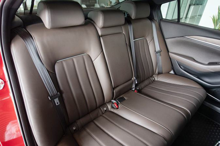 Riêng phiên bản 2.0L Premium, gói tùy chọn cao cấp này còn bổ sung thêm trang bị rèm che nắng kính sau chỉnh điện, tính năng thích ứng thông minh ALH cho cụm đèn chiếu sáng trước và mâm hợp kim 19 inch kèm bộ lốp 225/45R19 giống như phiên bản cao cấp nhất.