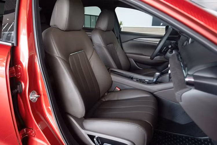 Về cơ bản, đây là gói tùy chọn bổ sung thêm các trang bị an toàn cho gói công nghệ i-Activsense trên Mazda6 2020, bao gồm: hệ thống hỗ trợ giữ làn đường LAS, hỗ trợ phanh thông minh trước/sau trong đô thị, hỗ trợ phanh thông minh ngoài đô thị, kiểm soát hành trình tích hợp radar thích ứng MRCC và hệ thống nhắc nhở người lái tập trung DAA.