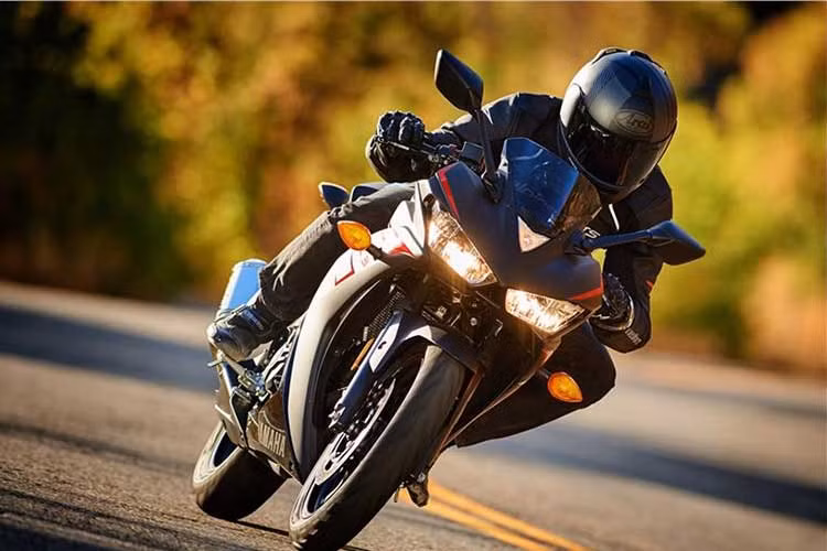 Yamaha R3 2018 phiên bản nâng cấp này sẽ tiếp tục sử dụng động cơ 321cc, 2 xy-lanh, làm mát bằng chất lỏng. Động cơ đạt tiêu chuẩn khi thải mới kết hợp cùng hộp số 6 cấp cho ra 41,4 mã lực tại 10.750 vòng/phút, mô-men xoắn cực đại đạt 29,6 Nm tại 9.000 vòng/phút.