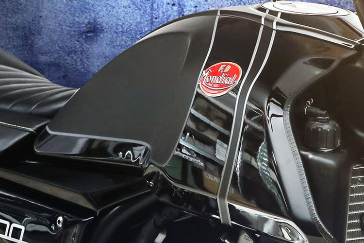 Ngoại hình mẫu xe môtô cỡ nhỏ FB Mondial HPS 300 mới này mang thiết kế tân hoài cổ với phong cách flat tracker bụi bặm với tay lái bố trí không quá cao, yên solo, ống xả đôi ngắn bố trí ốp sát thân xe.