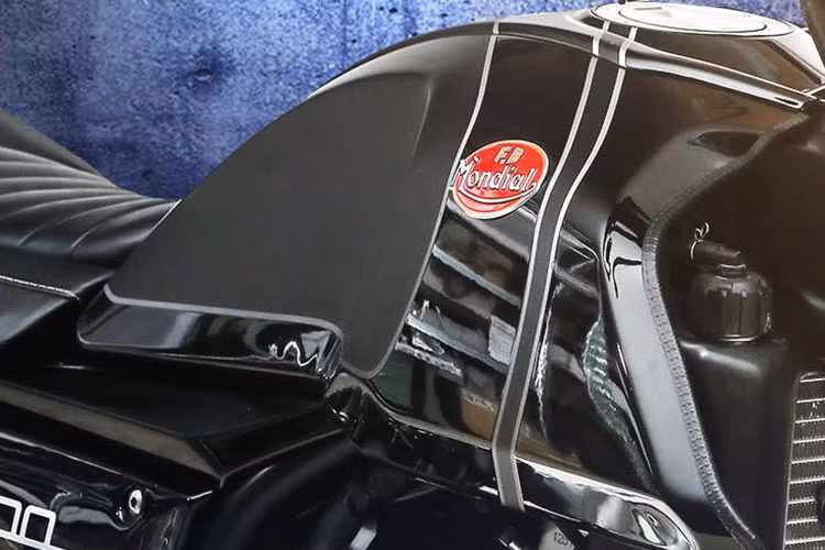 Ngoại hình mẫu xe môtô cỡ nhỏ FB Mondial HPS 300 mới này mang thiết kế tân hoài cổ với phong cách flat tracker bụi bặm với tay lái bố trí không quá cao, yên solo, ống xả đôi ngắn bố trí ốp sát thân xe.