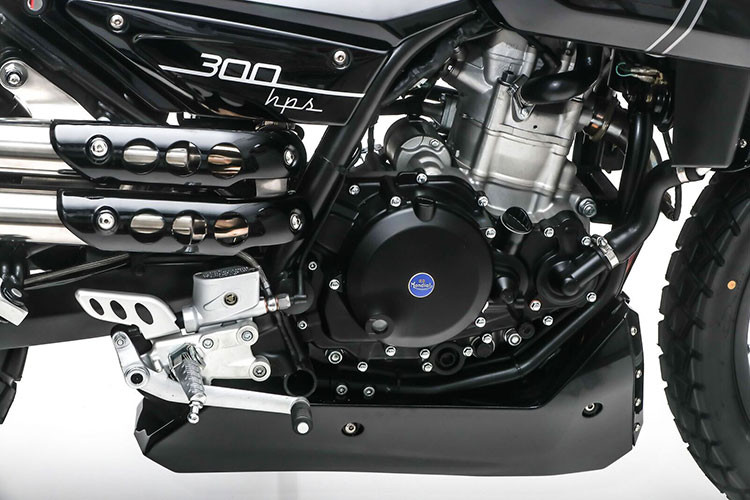 Trái tim của FB Mondial HPS 300 sẽ là động cơ xylanh đơn, dung tích 249cc, làm mát bằng dung dịch, sản sinh công suất 25 mã lực và mômen xoắn 22 Nm. Động cơ của xe thương hiệu Piaggio sản xuất, đi kèm hộp số 6 cấp. Bên dưới động cơ là ốp bảo vệ gầm máy.