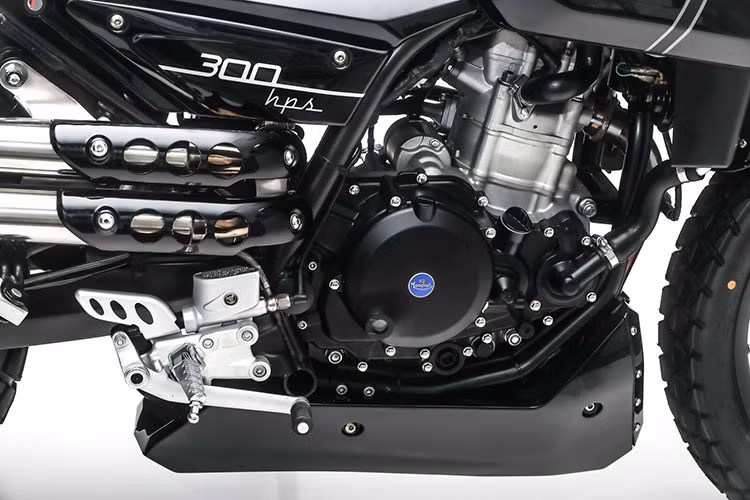 Trái tim của FB Mondial HPS 300 sẽ là động cơ xylanh đơn, dung tích 249cc, làm mát bằng dung dịch, sản sinh công suất 25 mã lực và mômen xoắn 22 Nm. Động cơ của xe thương hiệu Piaggio sản xuất, đi kèm hộp số 6 cấp. Bên dưới động cơ là ốp bảo vệ gầm máy.