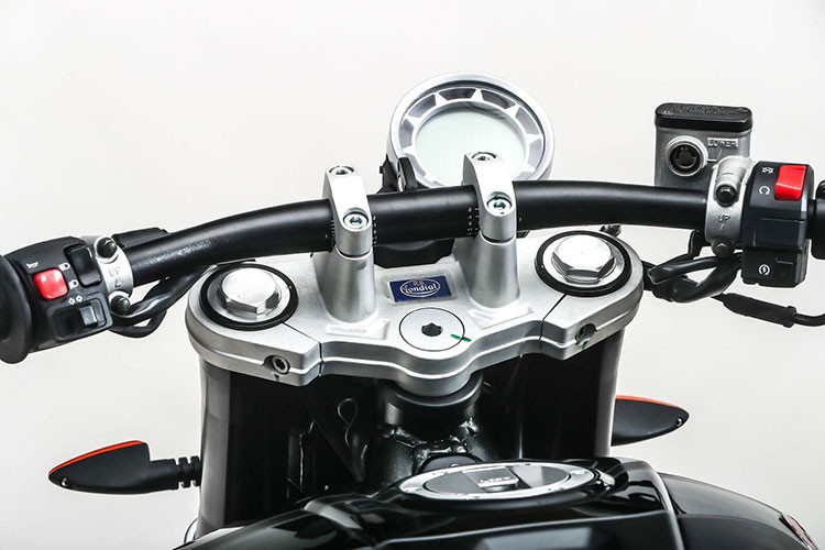 Về mặt trang bị, FB Mondial HPS 300 sở hữu các trang bị an toàn khá cơ bản, bao gồm; cặp phuộc trước hành trình ngược kích thước 41mm và giảm xóc đôi dạng lò xo trụ, giảm chấn thủy lực phía sau.