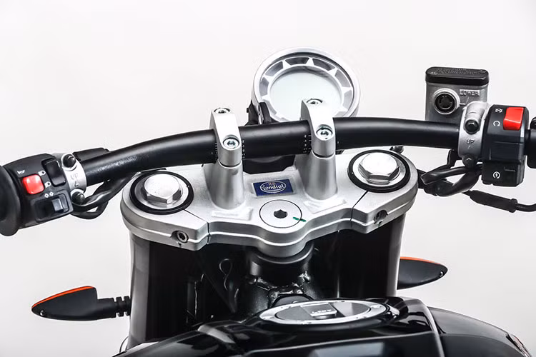 Về mặt trang bị, FB Mondial HPS 300 sở hữu các trang bị an toàn khá cơ bản, bao gồm; cặp phuộc trước hành trình ngược kích thước 41mm và giảm xóc đôi dạng lò xo trụ, giảm chấn thủy lực phía sau.