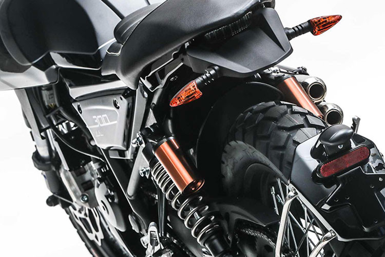 Xe trang bị bộ vành nan 18 inch ở trước và 17 inch phía sau. Bánh trước của xe tích hợp đĩa phanh 280mm và củ phanh 4 pít-tông, bánh sau được trang bị đĩa phanh 220mm với củ phanh 2 pít phía sau.