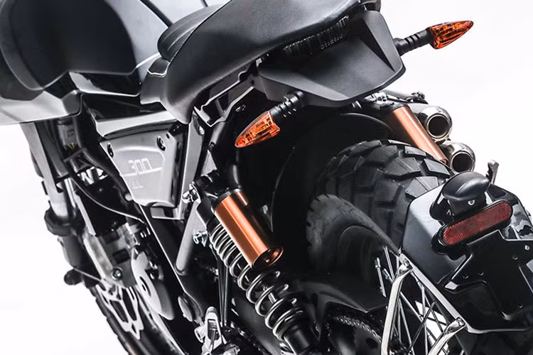 Xe trang bị bộ vành nan 18 inch ở trước và 17 inch phía sau. Bánh trước của xe tích hợp đĩa phanh 280mm và củ phanh 4 pít-tông, bánh sau được trang bị đĩa phanh 220mm với củ phanh 2 pít phía sau.