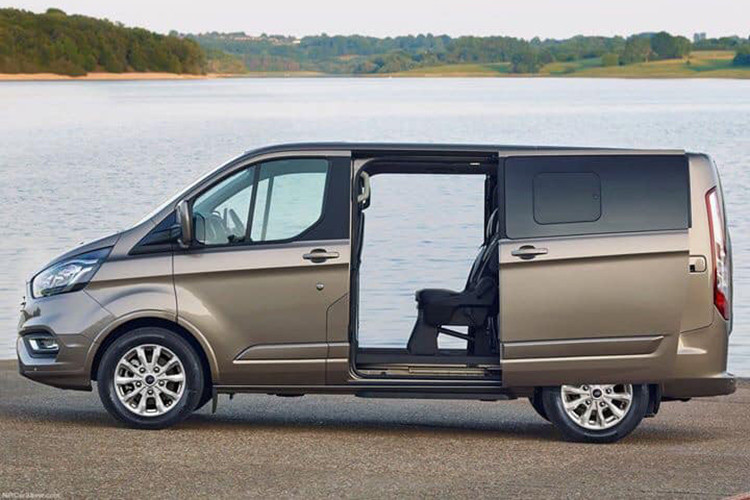 Ford Tourneo được phát triển từ cơ sở gầm bệ của Transit và có nhiều cấu hình chỗ ngồi khác nhau, từ 5 chỗ đến 9 chỗ. Hiện tại, vẫn chưa rõ phiên bản được bán ra ở Việt Nam sẽ có mấy chỗ. Tuy nhiên, để cạnh tranh với Kia Sedona, Ford Tourneo sẽ cần bản 7 chỗ hoặc 9 chỗ.