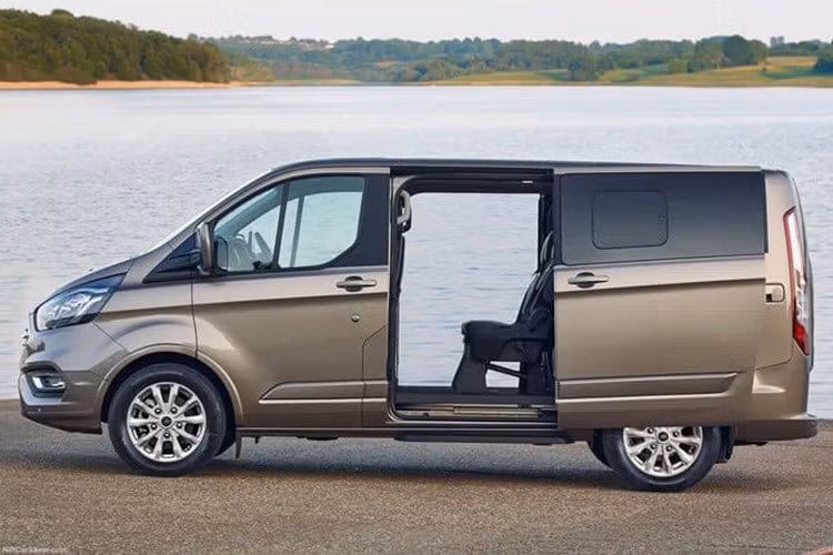 Ford Tourneo được phát triển từ cơ sở gầm bệ của Transit và có nhiều cấu hình chỗ ngồi khác nhau, từ 5 chỗ đến 9 chỗ. Hiện tại, vẫn chưa rõ phiên bản được bán ra ở Việt Nam sẽ có mấy chỗ. Tuy nhiên, để cạnh tranh với Kia Sedona, Ford Tourneo sẽ cần bản 7 chỗ hoặc 9 chỗ.