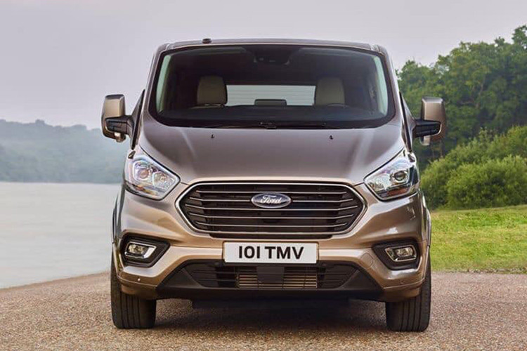 Ford Việt Nam sẽ ra mắt Tourneo như đối thủ cạnh tranh mới của Kia Sedona trong thời gian tới. Dù phía bên đại lý cũng chưa chính thức lên tiếng xác nhận thông tin nhưng mới đây, hình ảnh của Ford Tourneo chạy thử trên đường cao tốc Hà Nội – Hải Phòng đã bị ghi lại. Điều này đã ngầm xác nhận việc Ford Tourneo sẽ sớm trình làng tại Việt Nam.