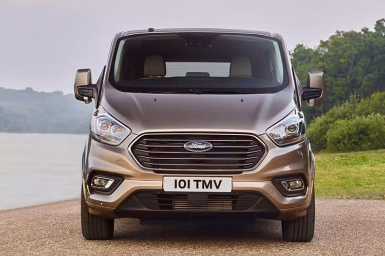 Ford Việt Nam sẽ ra mắt Tourneo như đối thủ cạnh tranh mới của Kia Sedona trong thời gian tới. Dù phía bên đại lý cũng chưa chính thức lên tiếng xác nhận thông tin nhưng mới đây, hình ảnh của Ford Tourneo chạy thử trên đường cao tốc Hà Nội – Hải Phòng đã bị ghi lại. Điều này đã ngầm xác nhận việc Ford Tourneo sẽ sớm trình làng tại Việt Nam.