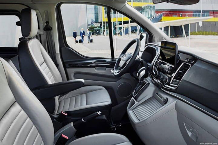 Tại một số thị trường nước ngoài, nội thất bên trong Ford Tourneo 2019 khá hiện đại và cao cấp với vô lăng 3 chấu bọc da và màn hình giải trí trung tâm kích thước 8 inch đặt nổi hợp “mốt” hiện nay, phục vụ hệ thống SYNC 3 mới nhất.