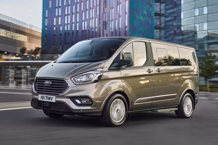 Nếu mức giá dự kiến là chính xác thì Ford Tourneo sẽ có lợi thế về giá trước Kia Sedona và khả năng sẽ được các gia đình nhắm đến. Đối với các khách hàng như thương nhân hoặc công ty, Kia Sedona sẽ nhỉnh hơn do sở hữu ngoại hình bắt mắt hơn cùng nội thất có phần sang trọng hơn.