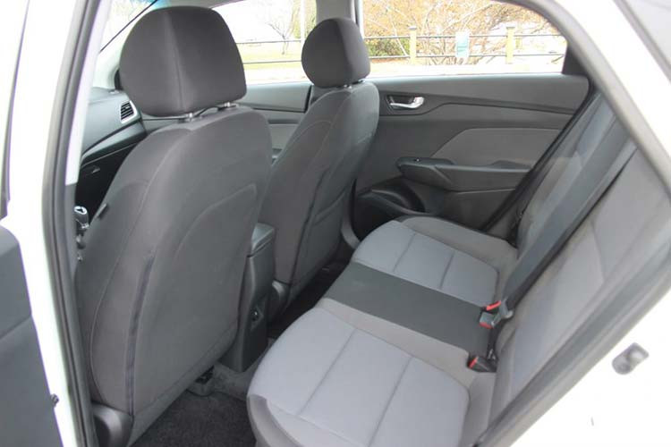 Các trang bị khác của xe bao gồm màn hình giải trí 7 inch, hỗ trợ kết nối Bluetooth, USB, AUX, Android Auto và Apple CarPlay tích hợp sẵn hệ thống dẫn đường do Hyundai, dàn âm thanh 4 hoặc 6 loa.