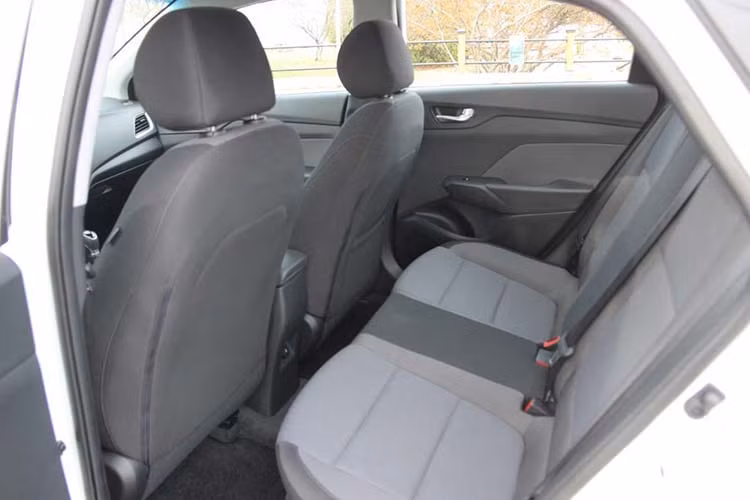 Các trang bị khác của xe bao gồm màn hình giải trí 7 inch, hỗ trợ kết nối Bluetooth, USB, AUX, Android Auto và Apple CarPlay tích hợp sẵn hệ thống dẫn đường do Hyundai, dàn âm thanh 4 hoặc 6 loa.