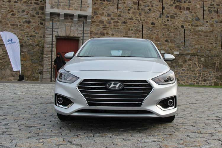 Hyundai Accnet hatchback 2020 mới sở hữu thiết kế năng động, trẻ trung và hiện đại. Đầu xe nổi bật với lưới tản nhiệt dạng thanh ngang cỡ lớn với viền mạ crôm. Cản trước khá rộng làm tăng thêm vẻ bề thế. Bộ la-zăng với đường kính tối đa 17 inch.