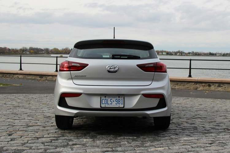 Accent Hatchback 2020 sử dụng đèn hệ thống đèn chiều sáng bằng công nghệ LED hiện đại. Gương chiếu hậu chỉnh điện, tích hợp đèn báo rẽ và có tính năng sưởi. 