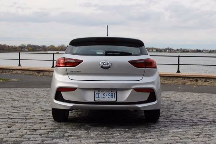 Accent Hatchback 2020 sử dụng đèn hệ thống đèn chiều sáng bằng công nghệ LED hiện đại. Gương chiếu hậu chỉnh điện, tích hợp đèn báo rẽ và có tính năng sưởi. 