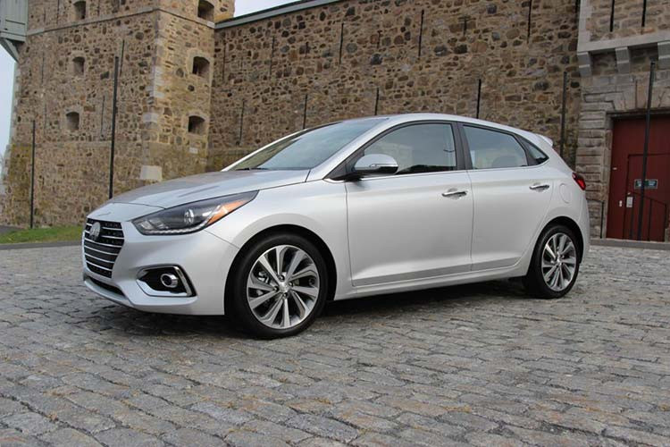 Tại Việt Nam, Hyundai Accent mới chỉ có duy nhất lựa chọn phiên bản thiết kế sedan với mức giá từ 426 đến 542 triệu đồng cạnh tranh trực tiếp với đối thủ Toyota Vios.