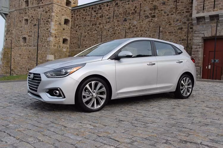 Tại Việt Nam, Hyundai Accent mới chỉ có duy nhất lựa chọn phiên bản thiết kế sedan với mức giá từ 426 đến 542 triệu đồng cạnh tranh trực tiếp với đối thủ Toyota Vios.