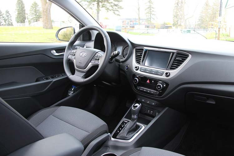 Phiên bản hathback của Hyundai Accent vẫn sở hữu cửa sổ trời chỉnh điện. Hàng ghế trước đậm chất thể thao và có tính năng sưởi ấm. Vô-lăng 3 chấu bọc da, tích hợp các nút bấm và cũng có thêm sưởi ấm, điều chỉnh 4 hướng.