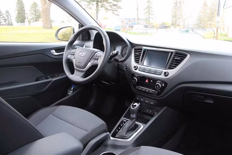 Phiên bản hathback của Hyundai Accent vẫn sở hữu cửa sổ trời chỉnh điện. Hàng ghế trước đậm chất thể thao và có tính năng sưởi ấm. Vô-lăng 3 chấu bọc da, tích hợp các nút bấm và cũng có thêm sưởi ấm, điều chỉnh 4 hướng.