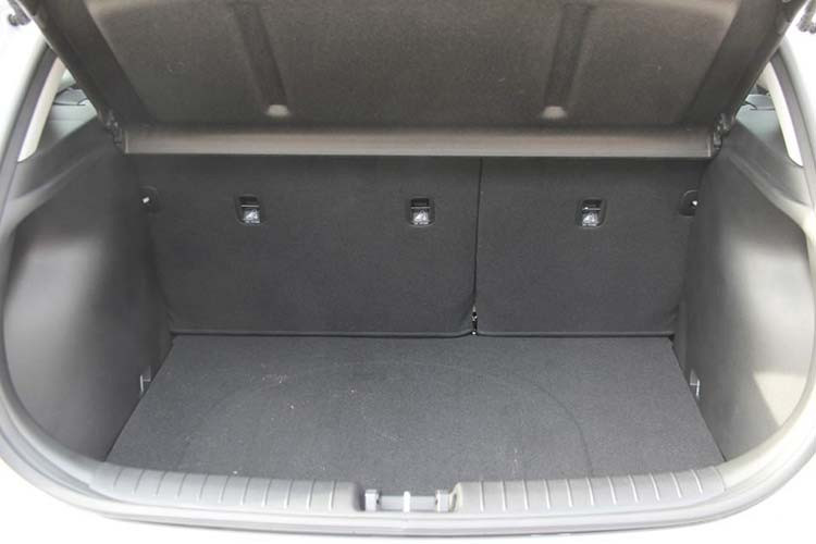 Các tính năng an toàn của Hyundai Accent Hatchback 2020 gồm 6 túi khí. Bên cạnh đó là các hệ thống như chống bó cứng phanh (ABS), cân bằng điện tử (ESC), kiểm soát thân xe (VSM), hỗ trợ khởi hành ngang dốc (HAC), hỗ trợ phanh khẩn cấp, cảm biến và camera lùi.