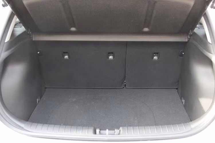 Các tính năng an toàn của Hyundai Accent Hatchback 2020 gồm 6 túi khí. Bên cạnh đó là các hệ thống như chống bó cứng phanh (ABS), cân bằng điện tử (ESC), kiểm soát thân xe (VSM), hỗ trợ khởi hành ngang dốc (HAC), hỗ trợ phanh khẩn cấp, cảm biến và camera lùi.