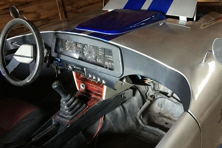 Ngoài việc sơn lại ngoại thất cho siêu xe Shelby Cobra 427, chủ nhân từng tự chế nhiều mẫu xe đình đám tại Việt Nam cũng trang trí lại nắp capô với hình ảnh rắn hổ mang Cobra, biểu tượng của dòng xe Shelby đình đám. Được biết, chi phí sơn lại chiếc Shelby Cobra 427 sang màu bạc khoảng 5 triệu đồng. Quá trình "làm đẹp" này đều do anh tự thực hiện.