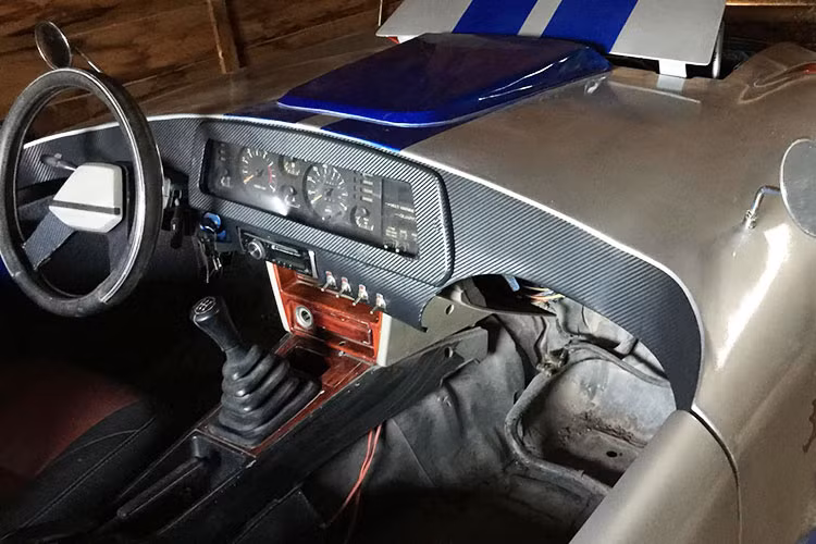 Ngoài việc sơn lại ngoại thất cho siêu xe Shelby Cobra 427, chủ nhân từng tự chế nhiều mẫu xe đình đám tại Việt Nam cũng trang trí lại nắp capô với hình ảnh rắn hổ mang Cobra, biểu tượng của dòng xe Shelby đình đám. Được biết, chi phí sơn lại chiếc Shelby Cobra 427 sang màu bạc khoảng 5 triệu đồng. Quá trình "làm đẹp" này đều do anh tự thực hiện.