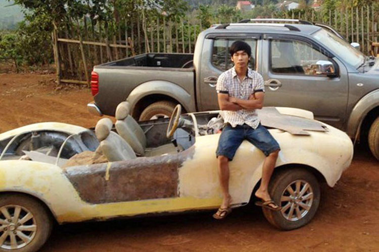 Hình ảnh của chiếc xế độ Shelby Cobra trong quá trình định hình ban đầu từ chiếc Nissan Silvia đời 1984 cũ nát được mua với giá 70 triệu đồng. Với sự khéo léo, tỉ mỉ, chiếc xế độ của anh chàng này đã được hoàn thành trong thời gian vài tháng và nó không khác phiên bản thật.