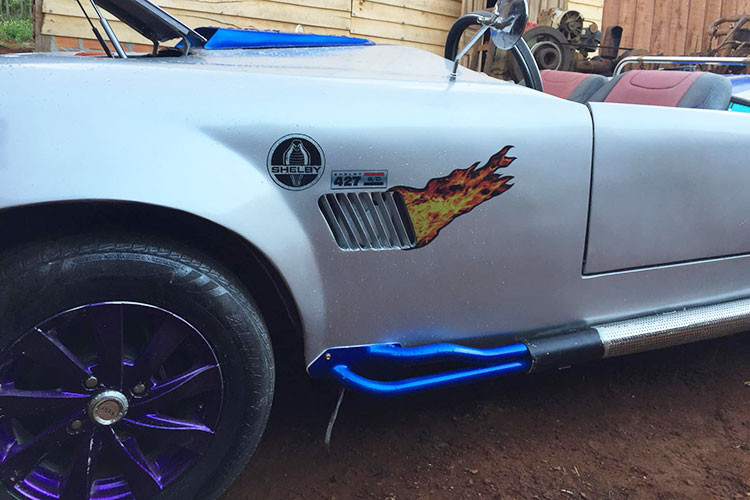 Mới đây, chủ nhân của chiếc Shelby Cobra 427 tự chế đã bắt tay "làm đẹp" cho chiếc xe của mình. So với màu sơn ban đầu đen bóng cùng 2 sọc đỏ chạy dài từ nắp capô, bộ áo mới của chiếc Shelby Cobra 427 tự chế được chủ nhân cho sơn lại màu bạc đi kèm 2 sọc cỡ lớn màu xanh dương.