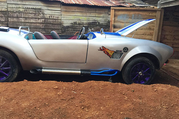 Bẵng đi một thời gian, do công việc làm rẫy cũng như các dự án cá nhân, chiếc Shelby Cobra 427 tự chế từng gây sốt giới truyền thông trong nước vào hồi năm 2016 đã bị chủ nhân để trong một nhà kho hơn 1 năm trời nên khiến màu sơn ngoại thất xuống cấp khá nghiêm trọng.