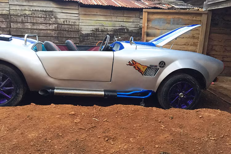 Bẵng đi một thời gian, do công việc làm rẫy cũng như các dự án cá nhân, chiếc Shelby Cobra 427 tự chế từng gây sốt giới truyền thông trong nước vào hồi năm 2016 đã bị chủ nhân để trong một nhà kho hơn 1 năm trời nên khiến màu sơn ngoại thất xuống cấp khá nghiêm trọng.