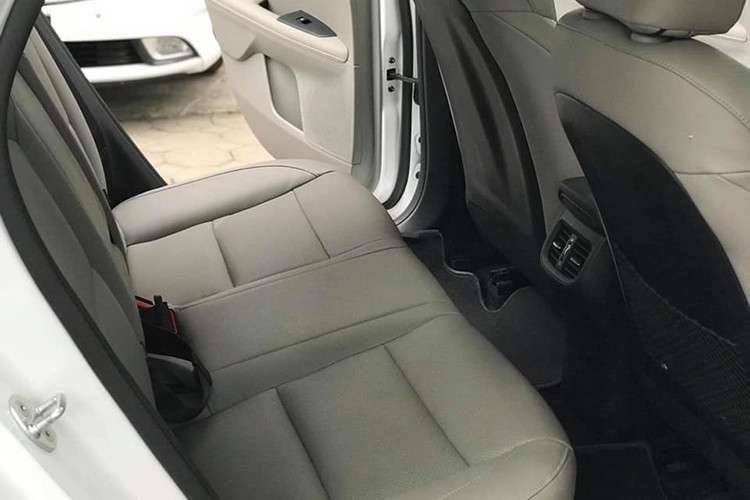 Vô lăng của xe cũng tích hợp các nút bấm tiện dụng. Ghế lái chỉnh điện 10 hướng. Vô-lăng chỉnh 4 hướng. Khởi động nút bấm. Điều hòa tự động, cửa sổ trời và cốp sau mở điện tự động thông minh. Kia Cerato ra mắt cuối 2018 tại Việt Nam có hai lựa chọn động cơ, loại 1,6 lít và 2 lít, công suất lần lượt 128 mã lực và 159 mã lực.