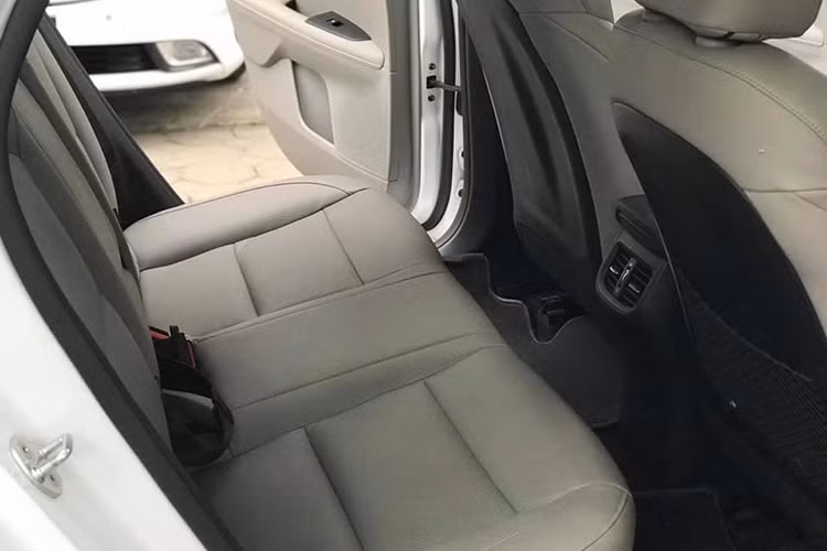 Vô lăng của xe cũng tích hợp các nút bấm tiện dụng. Ghế lái chỉnh điện 10 hướng. Vô-lăng chỉnh 4 hướng. Khởi động nút bấm. Điều hòa tự động, cửa sổ trời và cốp sau mở điện tự động thông minh. Kia Cerato ra mắt cuối 2018 tại Việt Nam có hai lựa chọn động cơ, loại 1,6 lít và 2 lít, công suất lần lượt 128 mã lực và 159 mã lực.