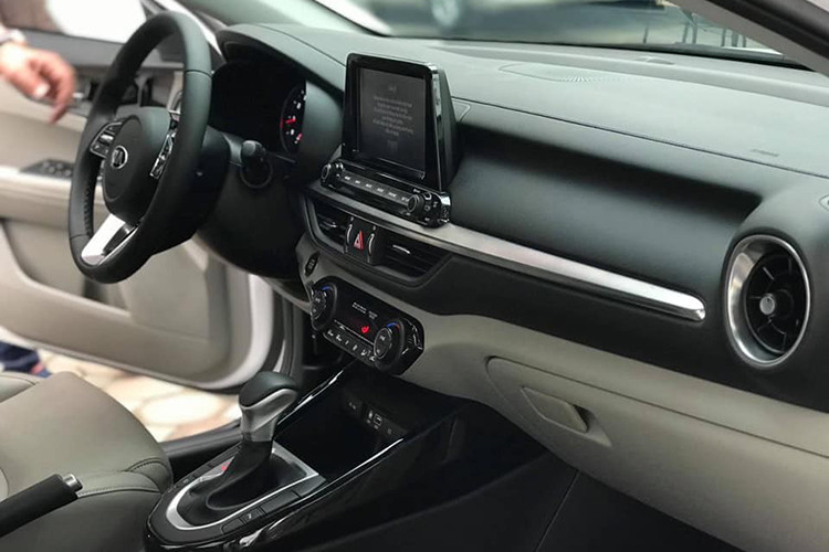 Phiên bản Kia Deluxe 2019 sở hữu thiết kế đẹp mắt với đèn thấu kính bóng halogen, đèn pha tự động, đèn chiếu sáng ban ngày. Đèn hậu sử dụng công nghệ LED. Mâm kích thước 17 inch. Bên trong nội thất trang bị hệ thống giải trí AVN tích hợp bản đồ dẫn đường...