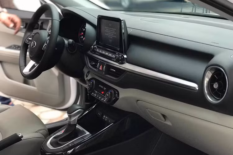 Phiên bản Kia Deluxe 2019 sở hữu thiết kế đẹp mắt với đèn thấu kính bóng halogen, đèn pha tự động, đèn chiếu sáng ban ngày. Đèn hậu sử dụng công nghệ LED. Mâm kích thước 17 inch. Bên trong nội thất trang bị hệ thống giải trí AVN tích hợp bản đồ dẫn đường...